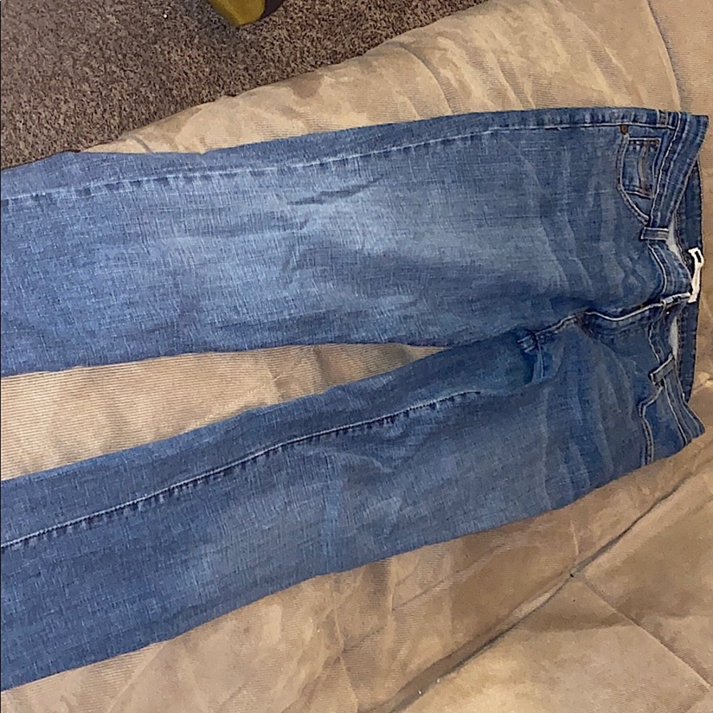 Levi Mid rise Jeans. Wide pants leg at the bottom